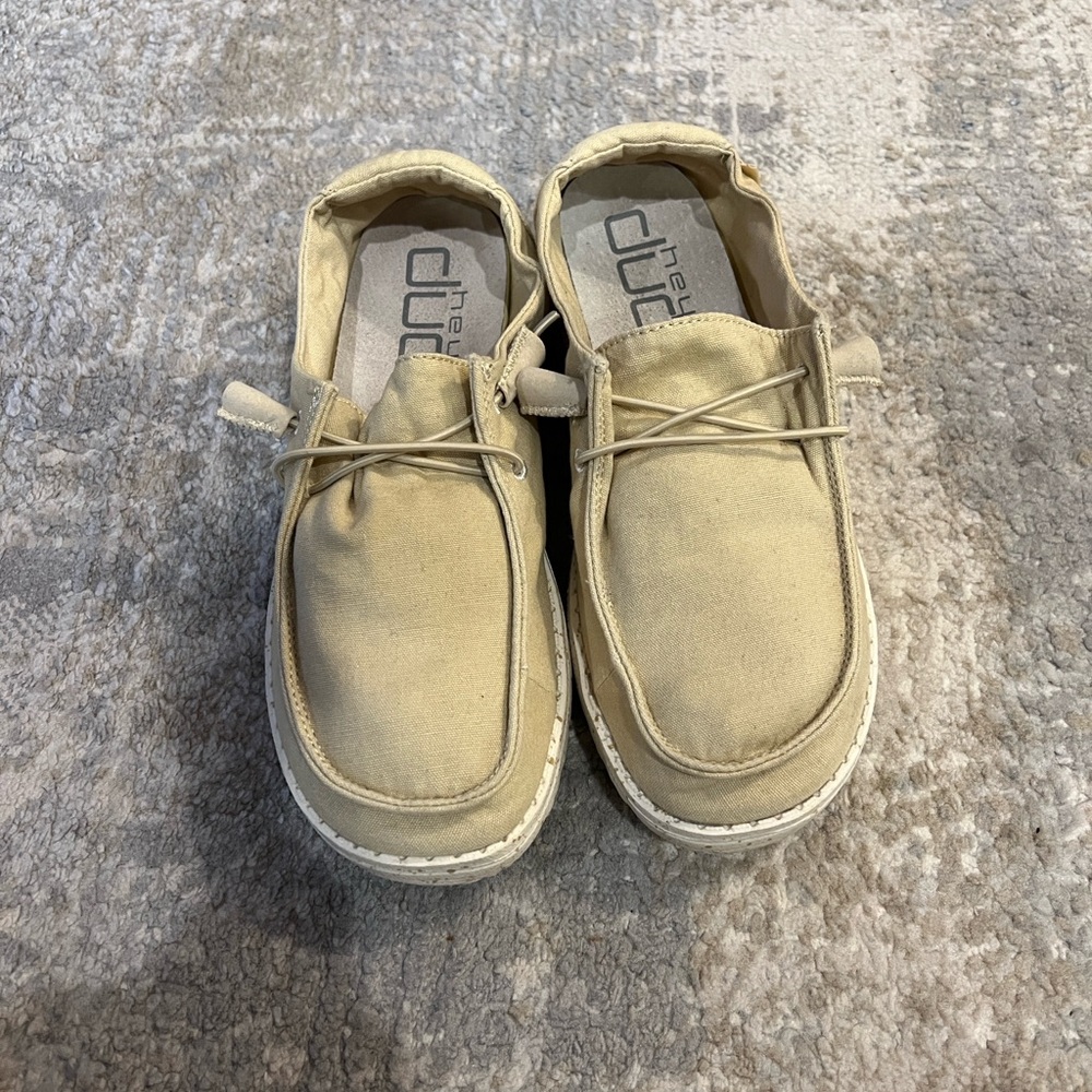 HEY DUDE Women’s ‘Wendy’ Beige Loafers size 7